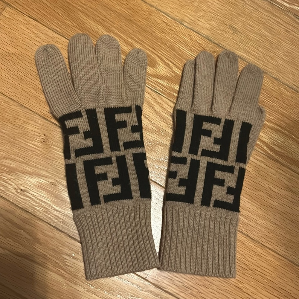 Fendi logo knit gloves